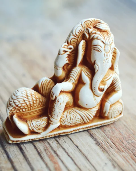 インドの神様ガネーシャ （ganapati) 木製の背景に — ストック写真