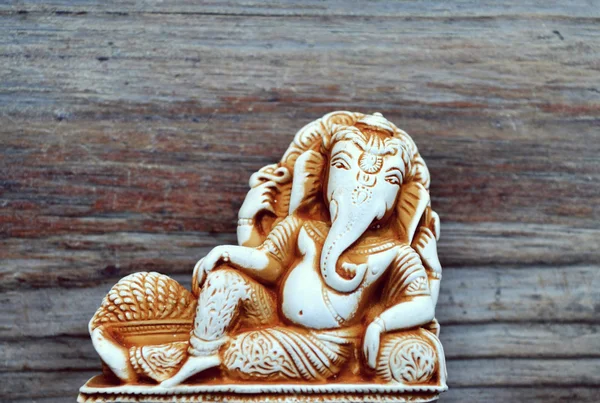 Dieu indien Ganesha (Ganapati) sur fond de bois — Photo