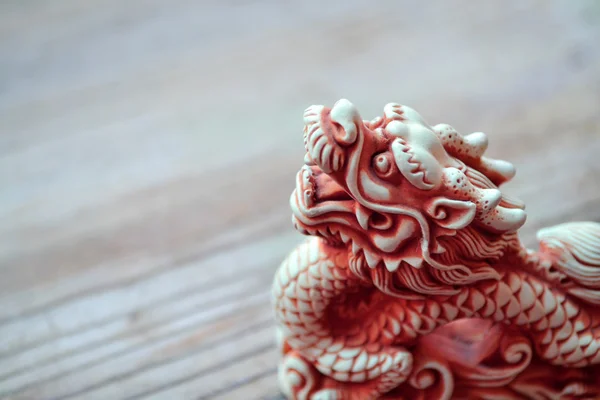 Célèbre dragon chinois rouge — Photo