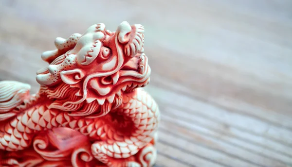 Célèbre dragon chinois rouge — Photo