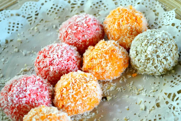 Orangen- und rosafarbene Kokosbonbons — Stockfoto