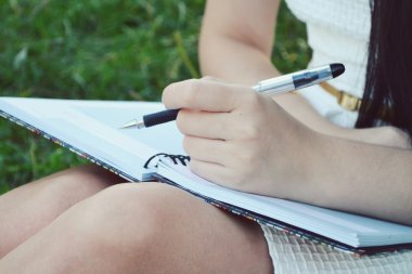 kadın güzel elleriyle günlüğüne yazma