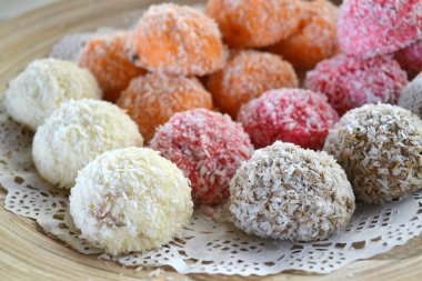 Turuncu, beyaz ve pembe hindistan cevizi şekeri