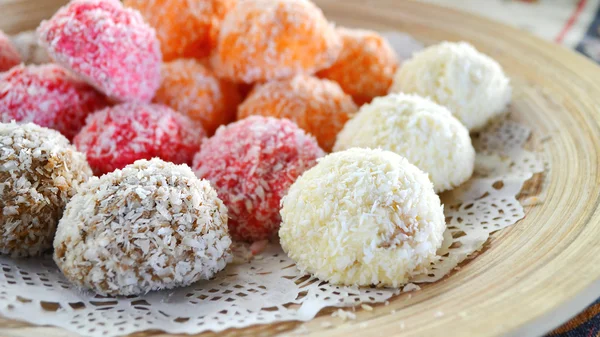 Bonbons à la noix de coco orange, blanche et rose — Photo