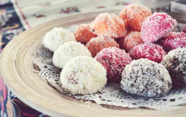 Caramelos de coco naranja, blanco y rosa —  Fotos de Stock