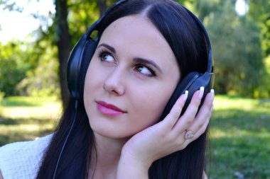 güzel esmer kadın büyük kulaklıklar müzik