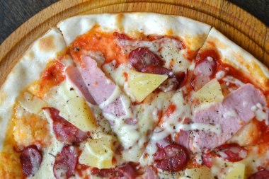 sosis ve ananas ahşap plaka üzerinde yuvarlak pizza
