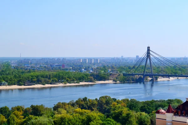 Hermosa vista del río Kiev Dnipro y el puente de Moscú — Foto de Stock