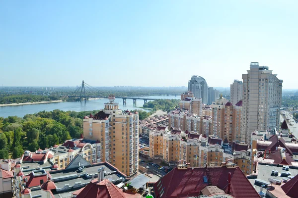 Panoramik Kiev sokakları ve çatılar — Stok fotoğraf