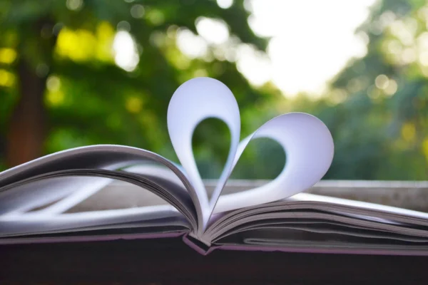 Pagine di libri curvi in una forma di cuore — Foto Stock