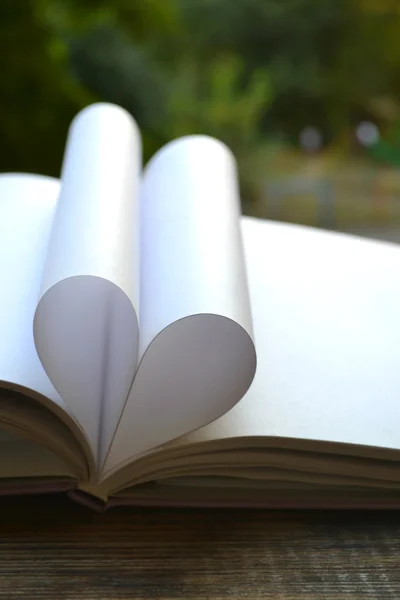 Páginas de livro curvadas em forma de coração — Fotografia de Stock