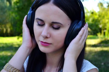 güzel esmer kadın büyük kulaklıklar müzik