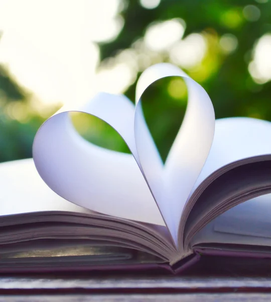 Pagine di libri curvi in una forma di cuore — Foto Stock