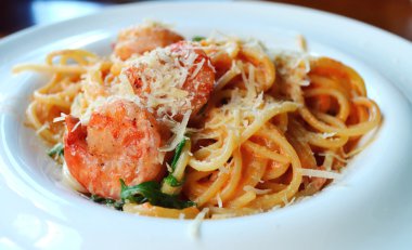 lezzetli makarna spagetti karides ve diğer deniz ürünleri ile