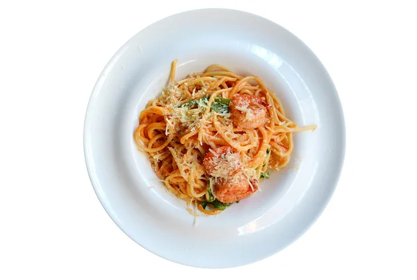 Deliciosos espaguetis de pasta con camarones y otros mariscos aislados en blanco — Foto de Stock