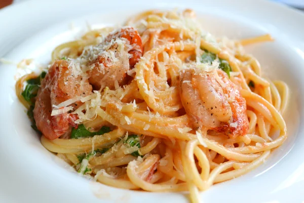 Deliciosos espaguetis de pasta con camarones y otros mariscos —  Fotos de Stock