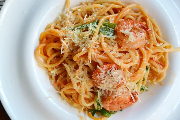 Deliciosos espaguetis de pasta con camarones y otros mariscos —  Fotos de Stock