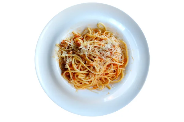 Plato grande con pasta espaguetis boloñesa aislado en blanco — Foto de Stock