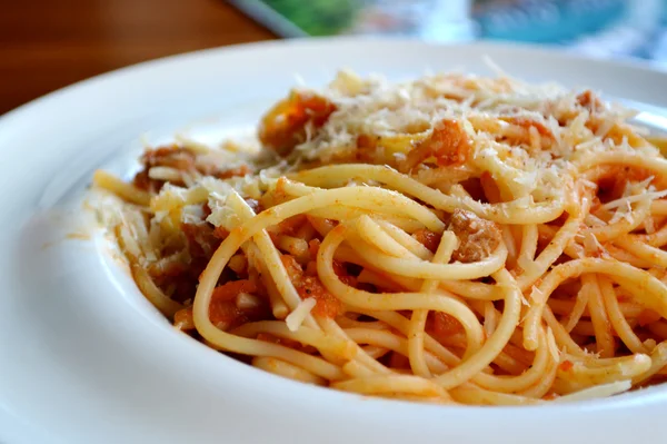 Plato grande con espaguetis de pasta boloñesa — Foto de Stock