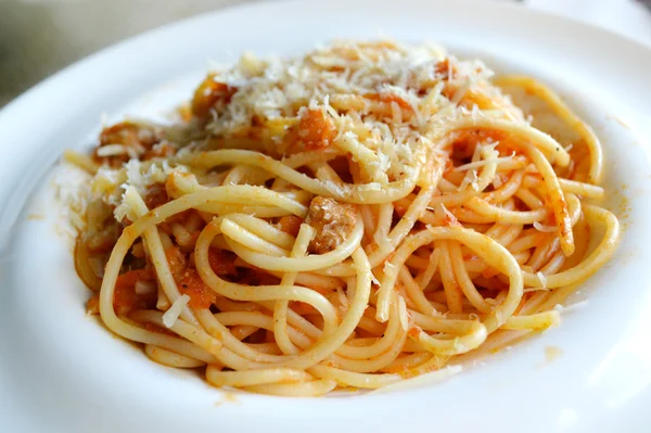Plato grande con espaguetis de pasta boloñesa — Foto de Stock