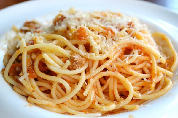 Plato grande con espaguetis de pasta boloñesa — Foto de Stock