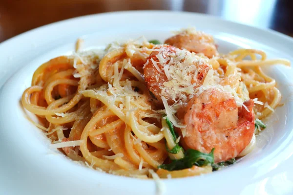 Deliciosos espaguetis de pasta con camarones y otros mariscos — Foto de Stock