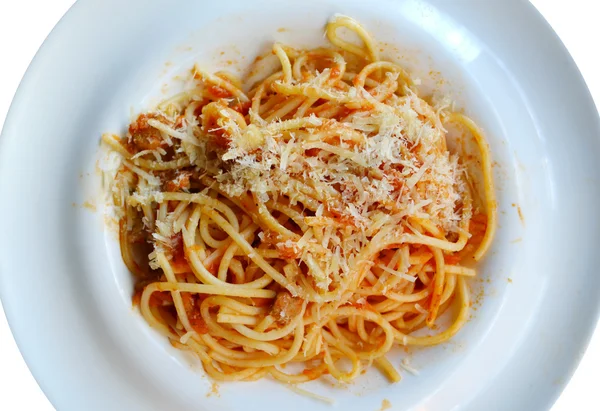 Plato grande con pasta espaguetis boloñesa aislado en blanco — Foto de Stock