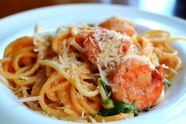 Deliciosos espaguetis de pasta con camarones y otros mariscos —  Fotos de Stock