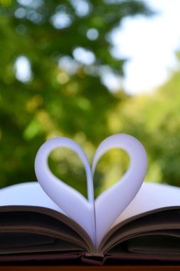 kalp şeklini içine kavisli kitap sayfaları