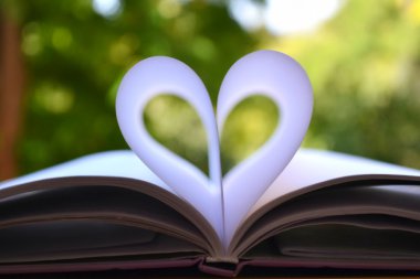 kalp şeklini içine kavisli kitap sayfaları