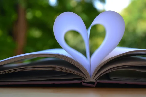 Páginas de libros curvadas en forma de corazón — Foto de Stock