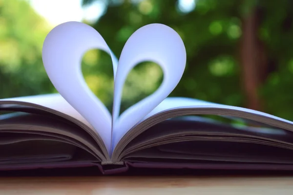 Páginas de livro curvadas em forma de coração — Fotografia de Stock