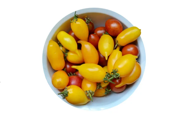 Große Schüssel mit langen gelben und roten Tomaten isoliert auf weißen — Stockfoto