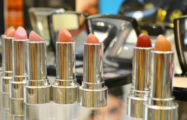 renkli ruj ile diğer kozmetik bir tuvalet masasının üzerinde bir dizi