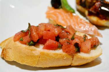 domates, somon ve patlıcan ile üç lezzetli bruschettas
