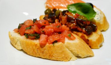 domates, somon ve patlıcan ile üç lezzetli bruschettas