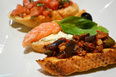 domates, somon ve patlıcan ile üç lezzetli bruschettas