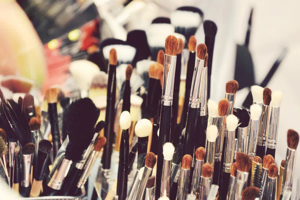 Widok zbliżenie różnych kosmetycznych pędzle do makijażu — Zdjęcie stockowe