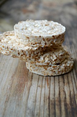 pirinç kekleri ahşap masa üzerinde yuvarlak