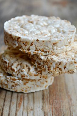 pirinç kekleri ahşap masa üzerinde yuvarlak