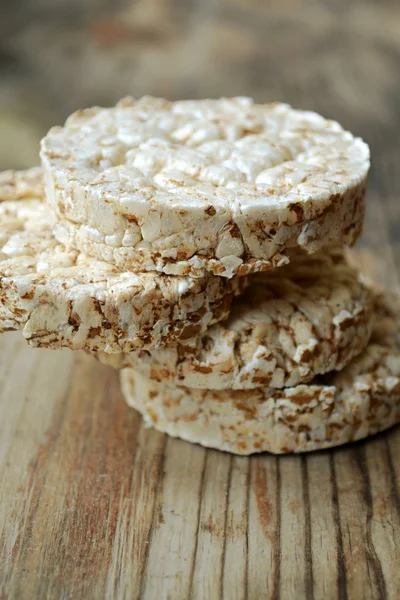 Tortas de arroz redondas sobre mesa de madera — Foto de Stock