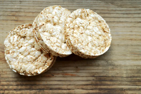 Tortas de arroz redondas sobre mesa de madera — Foto de Stock