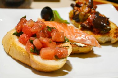 domates, somon ve patlıcan ile üç lezzetli bruschettas