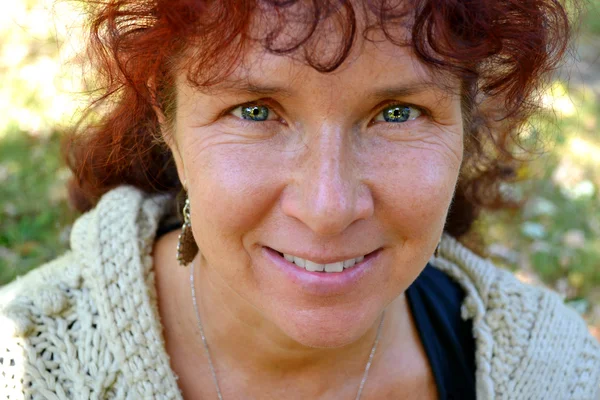 Mulher bonita feliz com cabelo vermelho em seus quarenta sorrindo ao ar livre — Fotografia de Stock