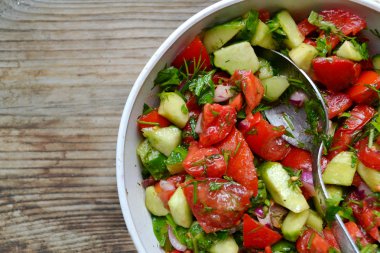 lezzetli vejetaryen salata domates ve salatalık ile