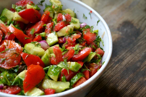 Salade végétarienne savoureuse aux tomates et au concombre — Photo