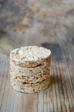 pirinç kekleri ahşap masa üzerinde yuvarlak