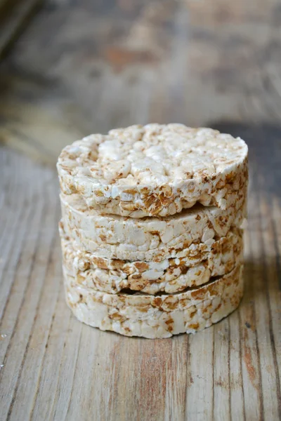 Gâteaux de riz ronds sur table en bois — Photo