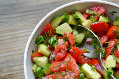 lezzetli vejetaryen salata domates ve salatalık ile