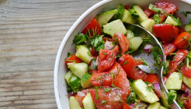 lezzetli vejetaryen salata domates ve salatalık ile